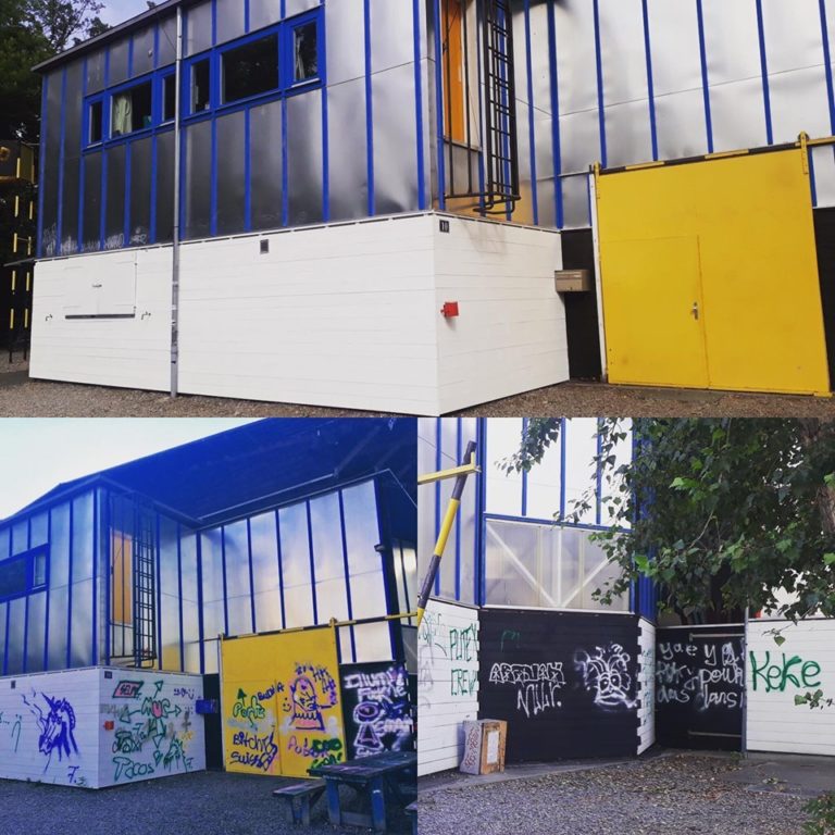 Photo de A peine renouvelée, la façade du théâtre est vandalisée