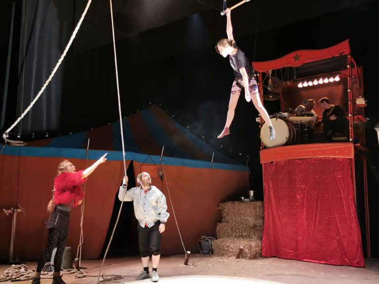 Photo de "Miranda, reine de quoi ?" : la Compagnie du Théâtre du Loup au travail !