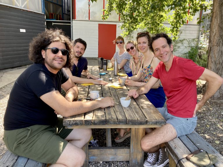 Photo de D'APRÈS : L'Homme de dos prend ses quartiers au Loup !