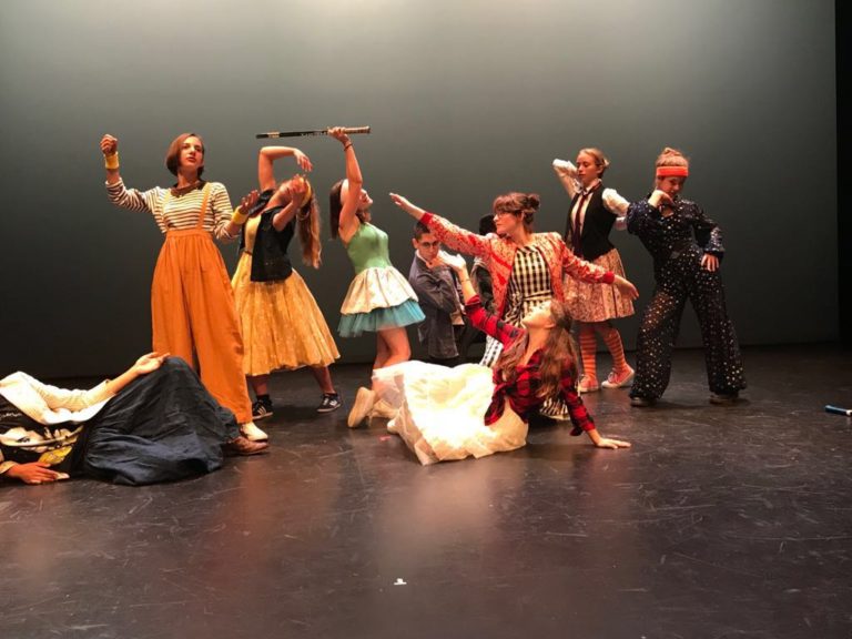 Photo de SUR LES PLANCHES : Les réservations pour les spectacles des élèves de l'école de théâtre du Loup sont ouvertes !