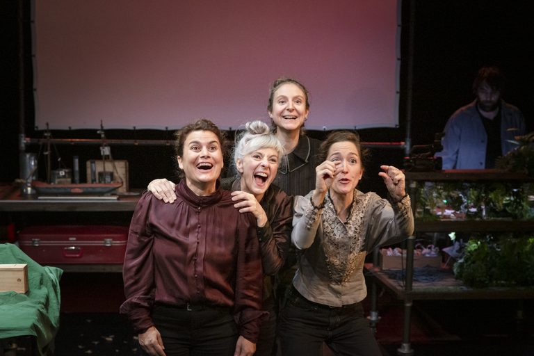 Photo de "Les 10 petites anarchistes" dans les médias